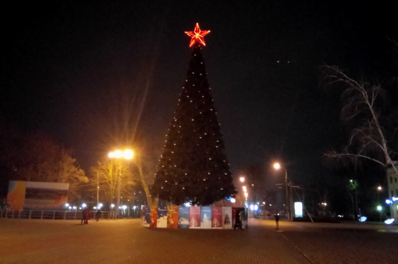 Центральные улицы Славянска-на-Кубани постепенно готовят к новогодним праздникам.